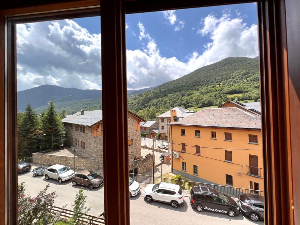 Property building, Day, Neighbourhood, Natural landscape, Mountain view, Location, Parking