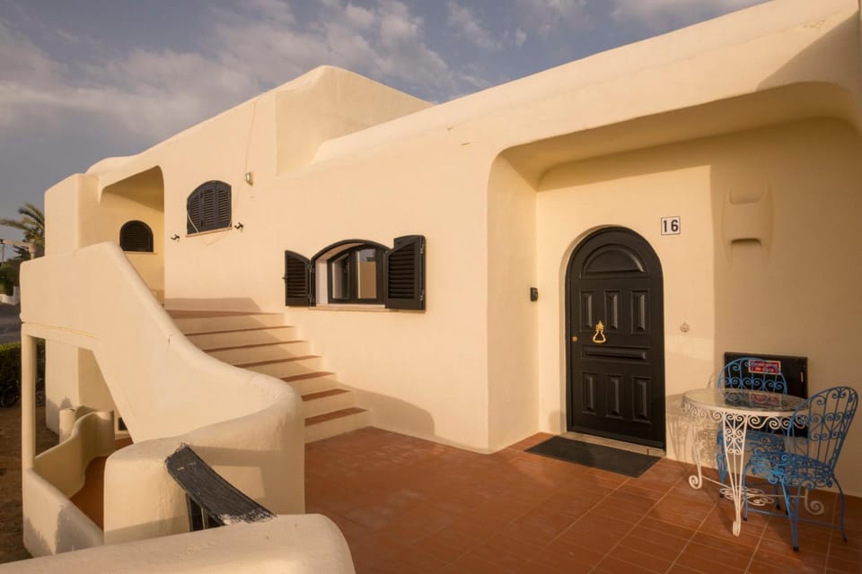 Property building, Facade/entrance, View (from property/room), Balcony/Terrace