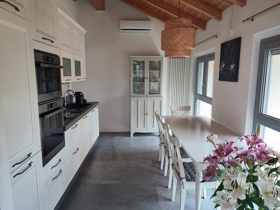 Kitchen or kitchenette, Dining area, minibar, pet friendly
