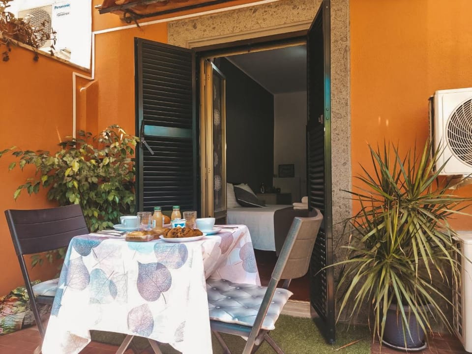 Property building, Patio, Garden, Bedroom, Breakfast, Breakfast, Continental breakfast, room service
