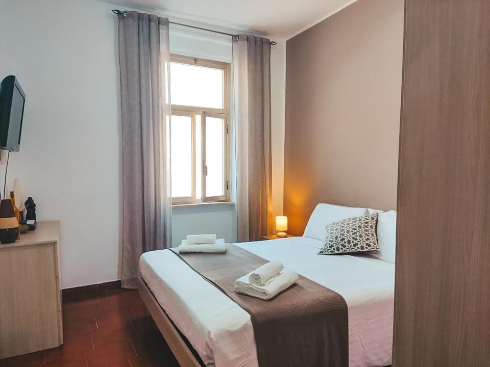 Bed, TV and multimedia, Photo of the whole room, Bedroom
