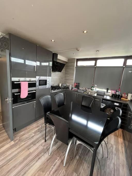 Kitchen or kitchenette, Dining area, minibar, pet friendly