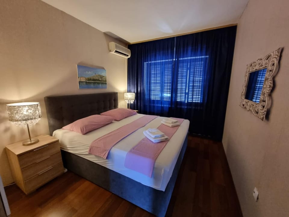 Bed, Bedroom, air conditioner