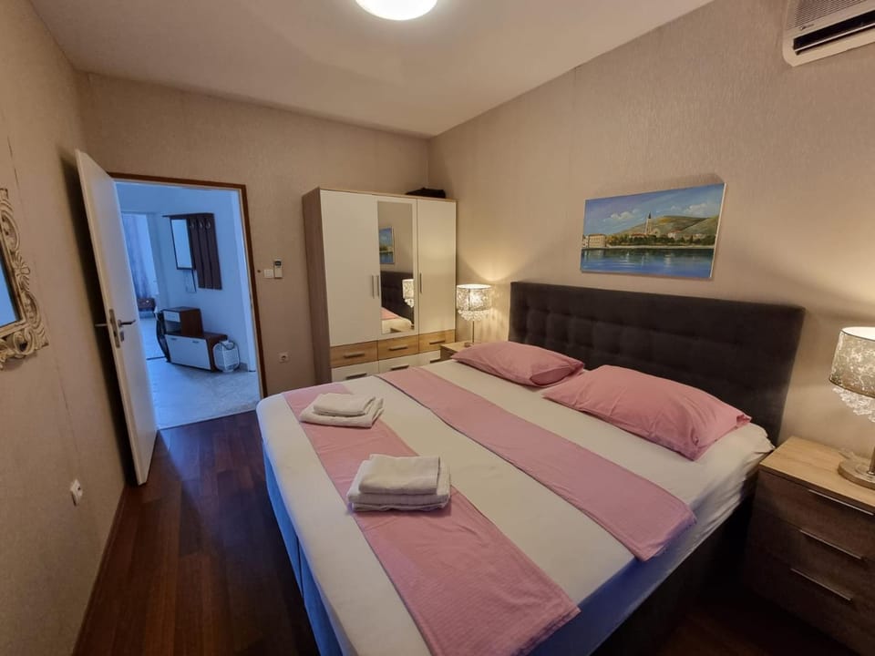 Bed, Bedroom, air conditioner