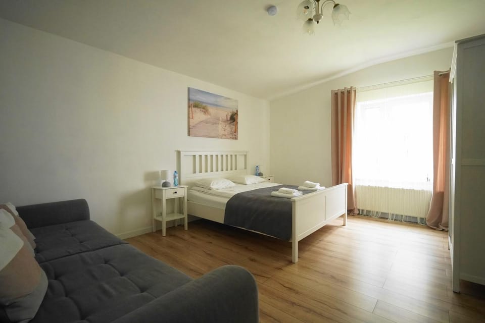 Bed, Photo of the whole room, Seating area, Bedroom