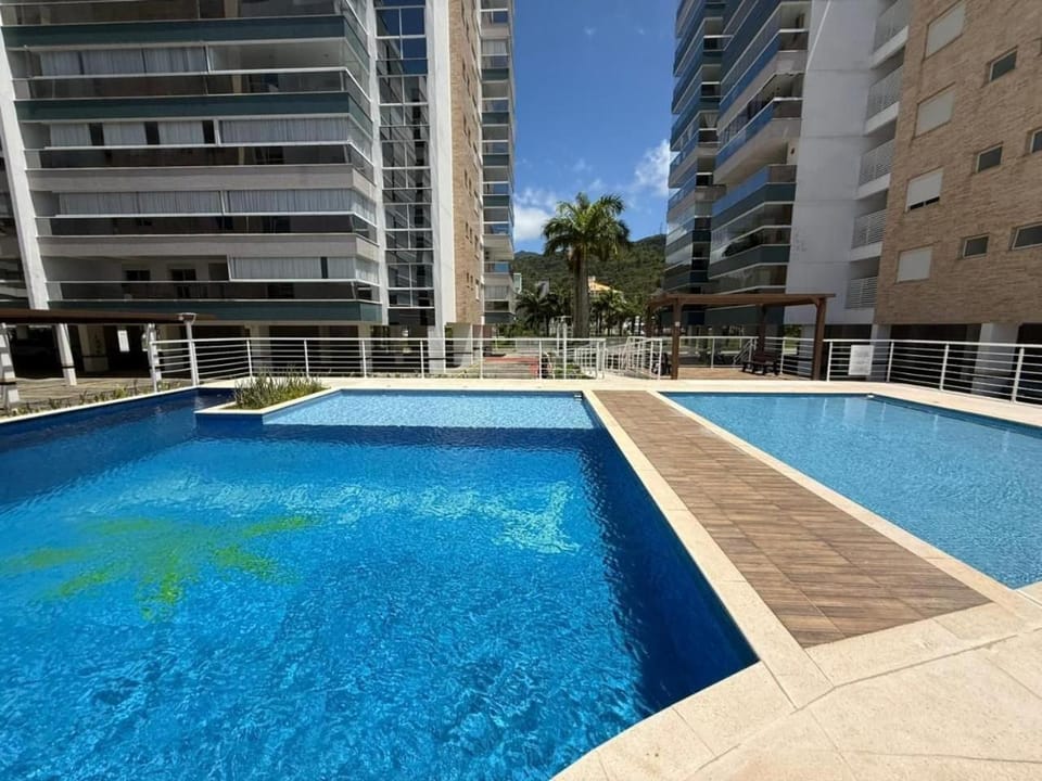 Cód 58 - Apartamento de 2 suítes com piscina. Apartment in Florianopolis