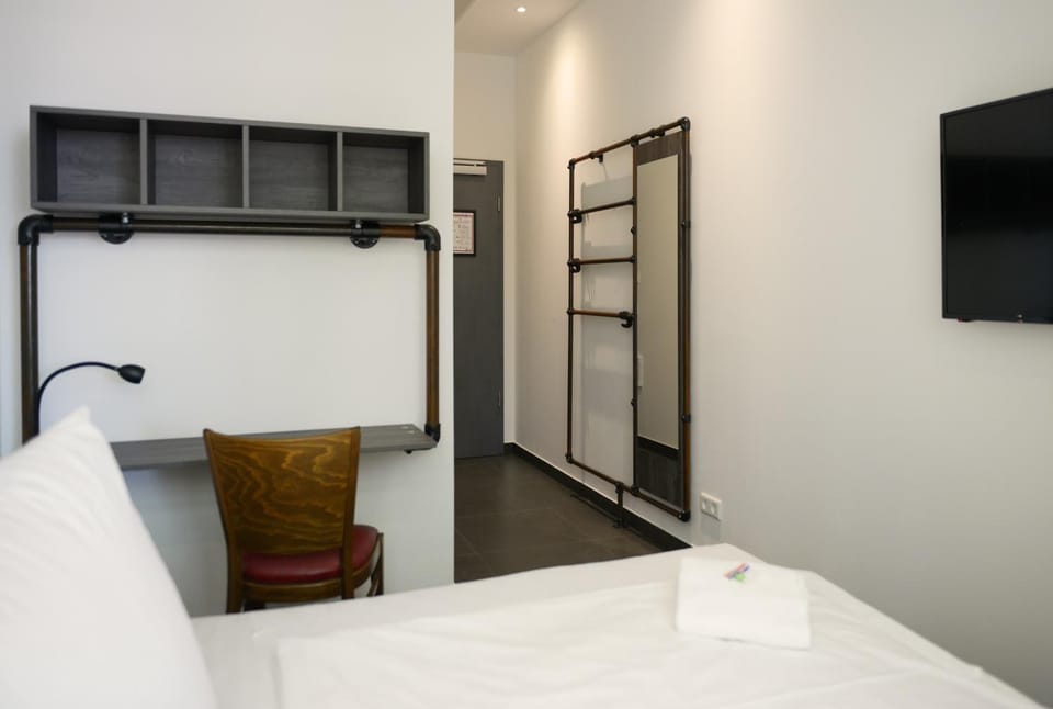 Bed, TV and multimedia, Photo of the whole room, Bedroom, wardrobe