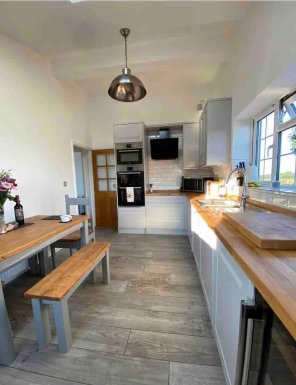 Kitchen or kitchenette, Dining area