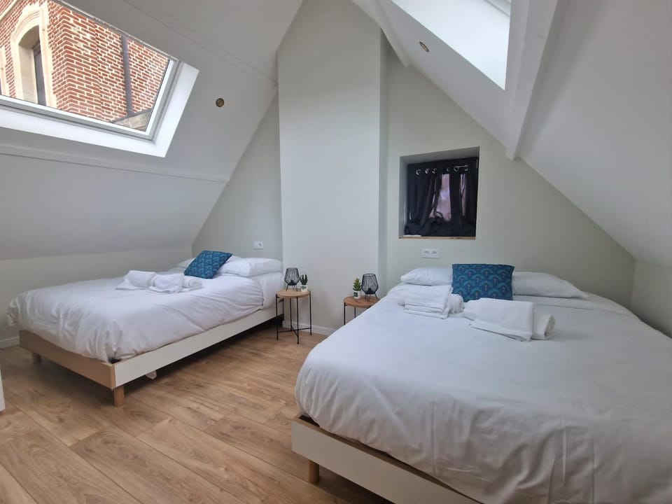Photo of the whole room, Bedroom
