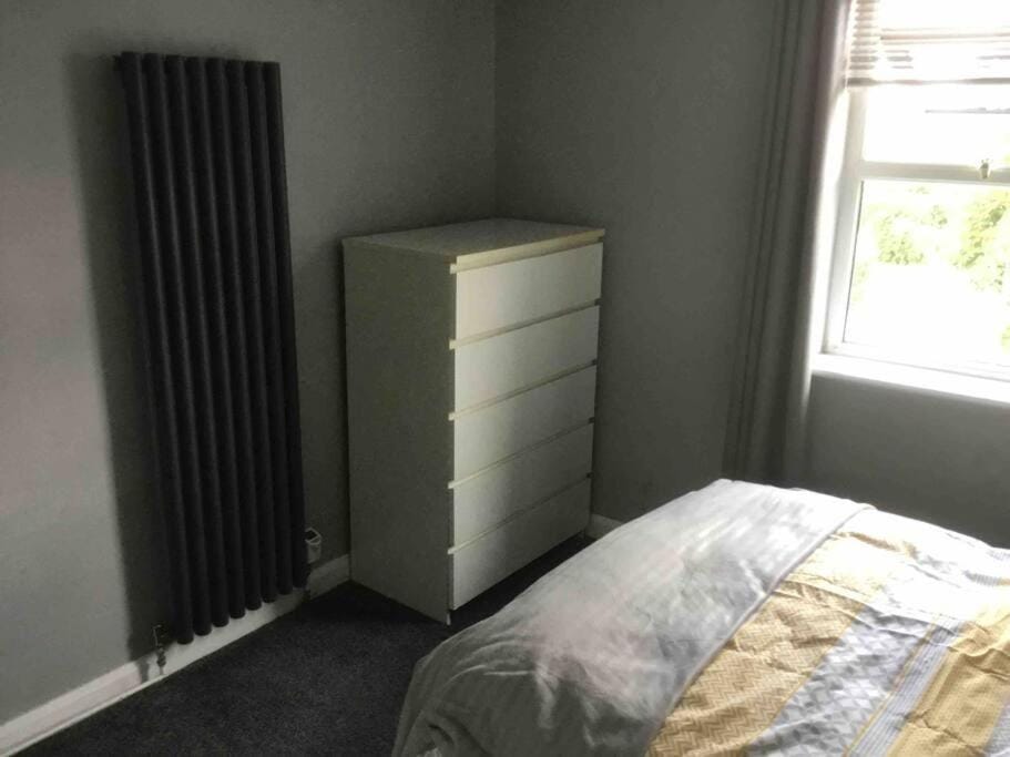 5 Bedroom 5 Bath sleeps 10 close Luton Airport M1 Apartment in England