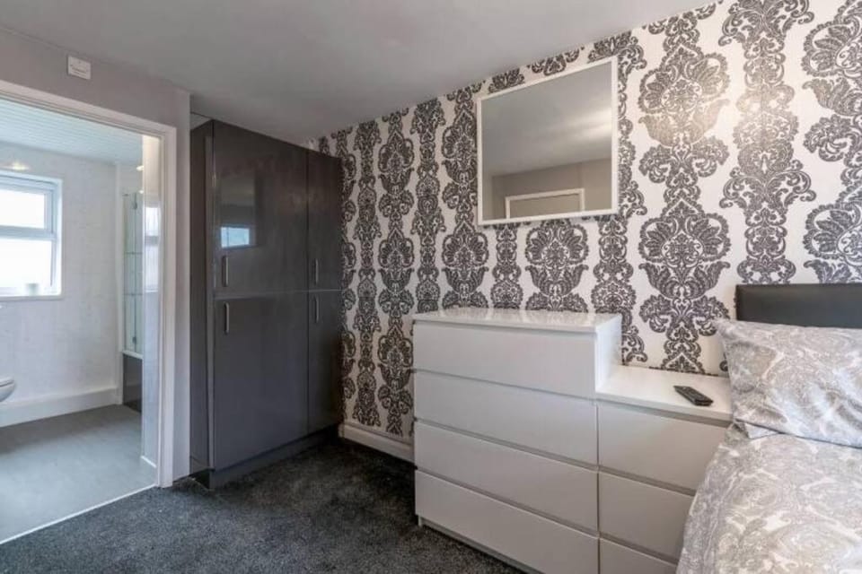 5 Bedroom 5 Bath sleeps 10 close Luton Airport M1 Apartment in England