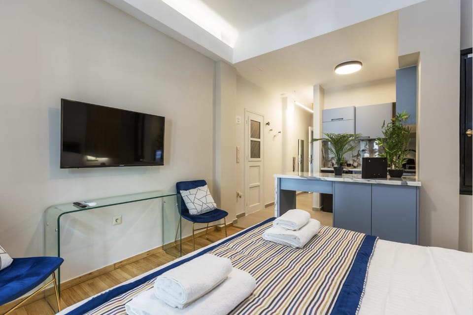 Bed, TV and multimedia, Photo of the whole room, towels