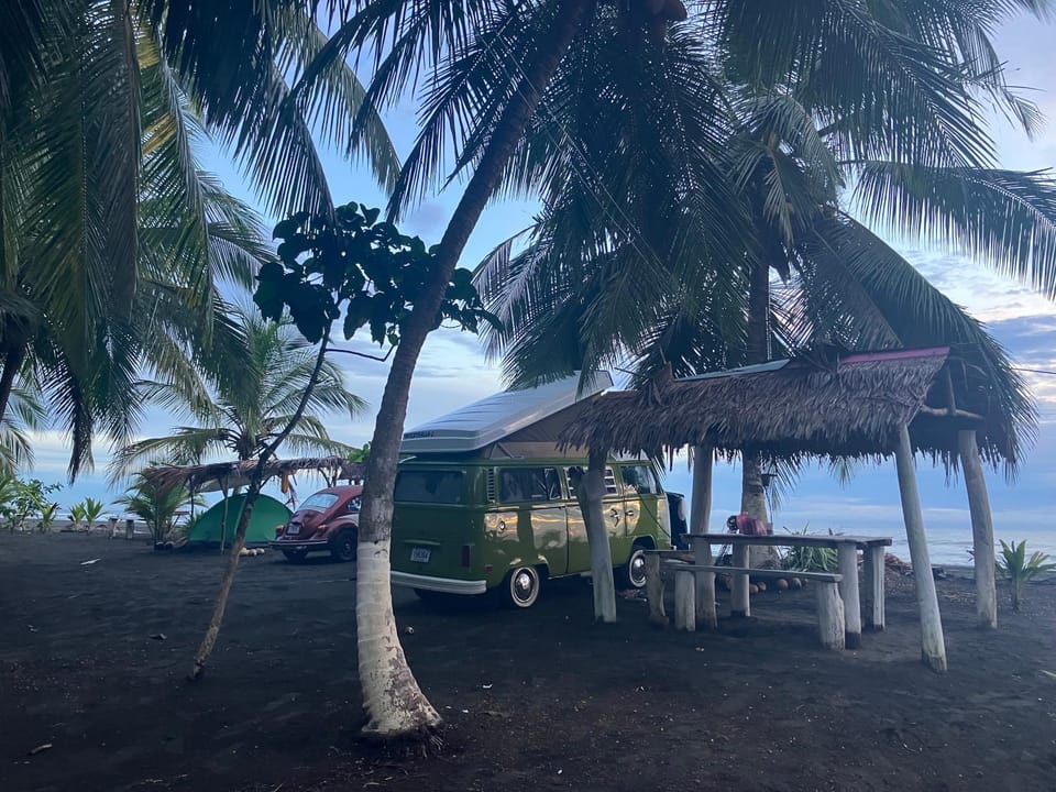 Camping Babsita-TIPI und Hütten und Stellplätze für Zelt und Camper direkt am Meer und See Campground/ 
RV Resort in Costa Rica