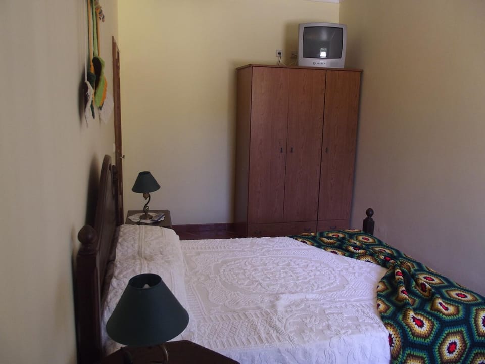 Bed, TV and multimedia, Bedroom, hair dresser, wardrobe