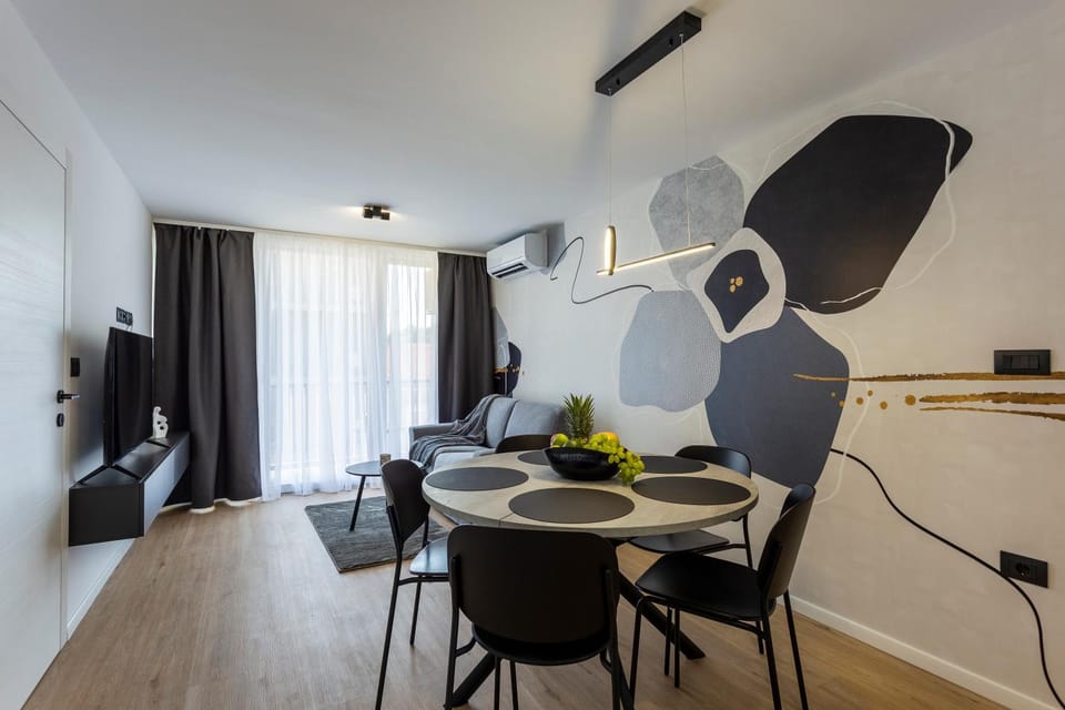 TV and multimedia, Living room, Seating area, Dining area, air conditioner