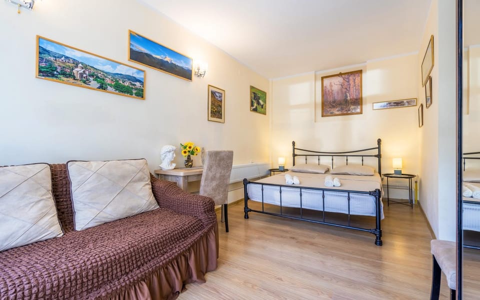 Bed, Living room, Photo of the whole room, Seating area, Bedroom