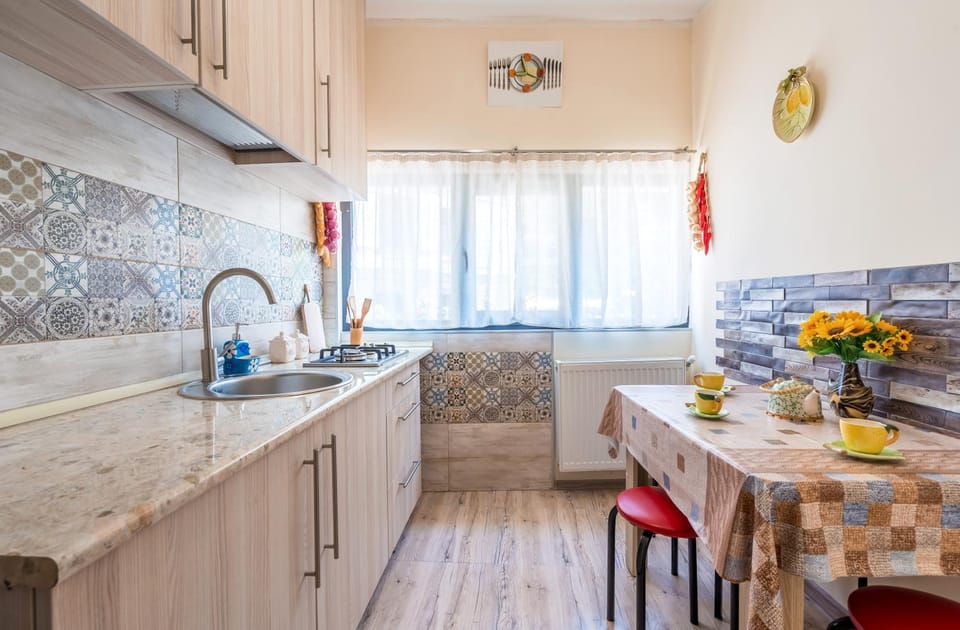 Coffee/tea facilities, Kitchen or kitchenette, Dining area