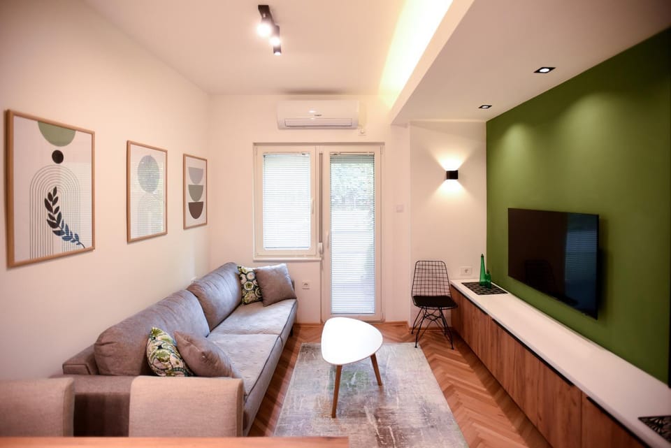 Communal lounge/ TV room, TV and multimedia, Living room, Seating area, Evening entertainment, air conditioner