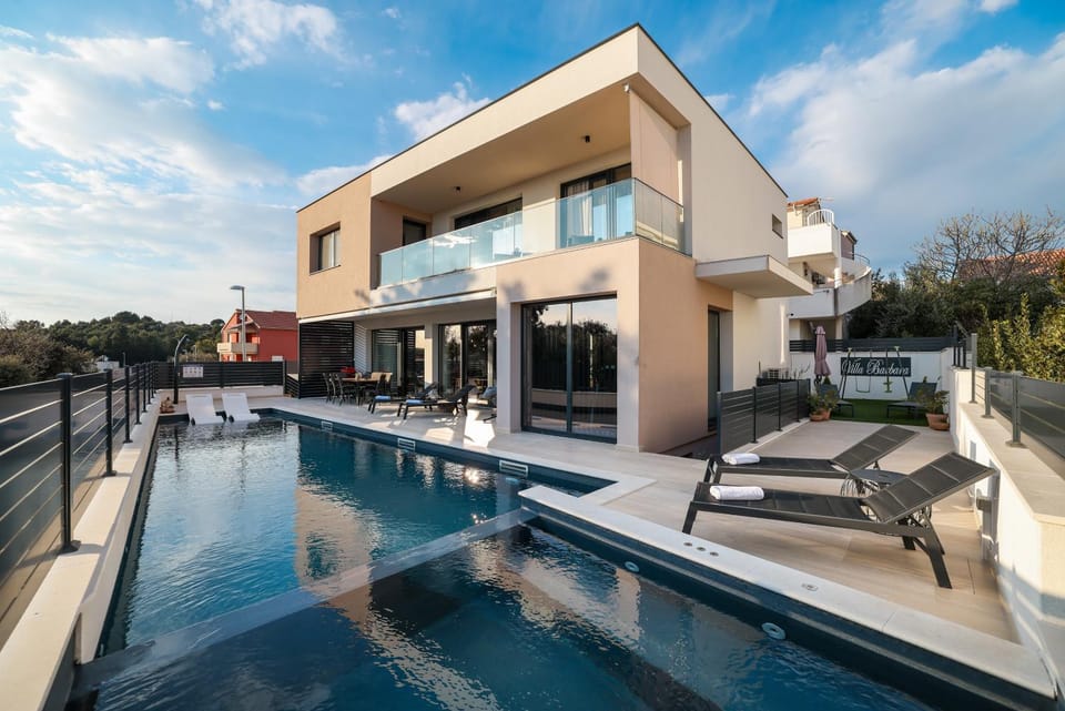 Property building, Swimming pool, sunbed