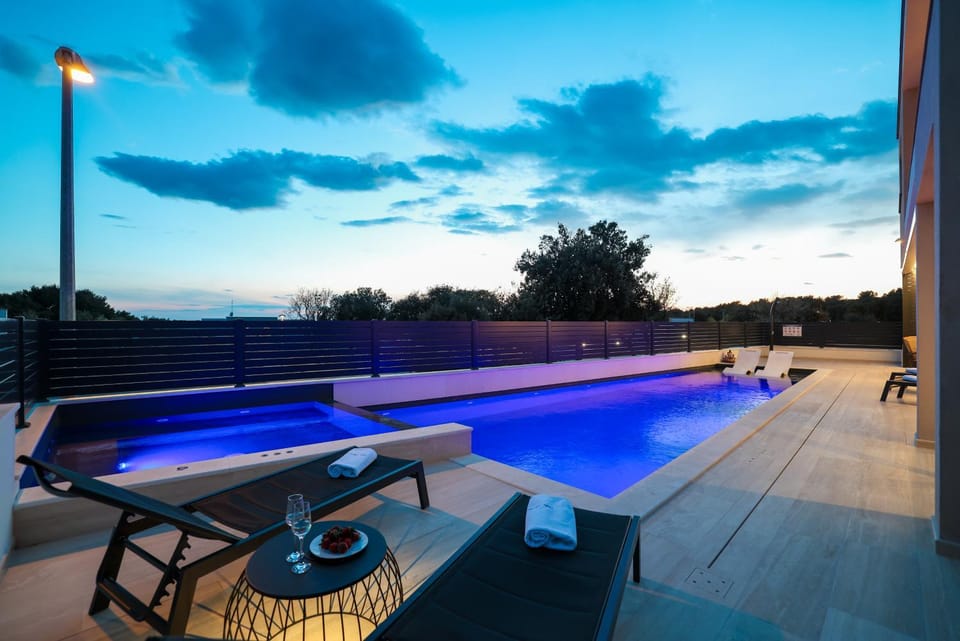 Hot Tub, Swimming pool, sunbed