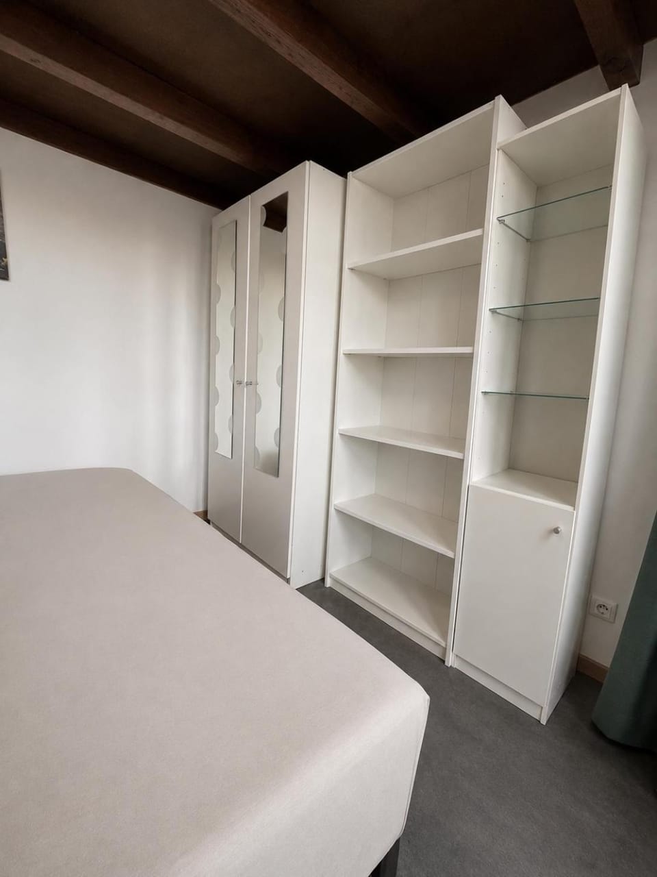 Photo of the whole room, Bedroom, wardrobe
