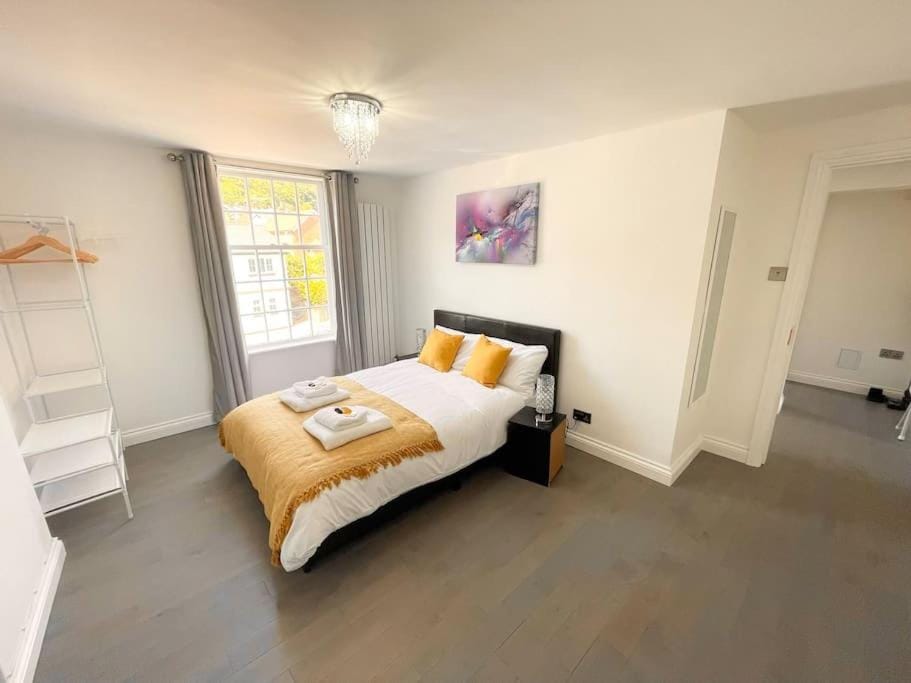 Entire Apartment hosted by Pius Apartment in Redhill