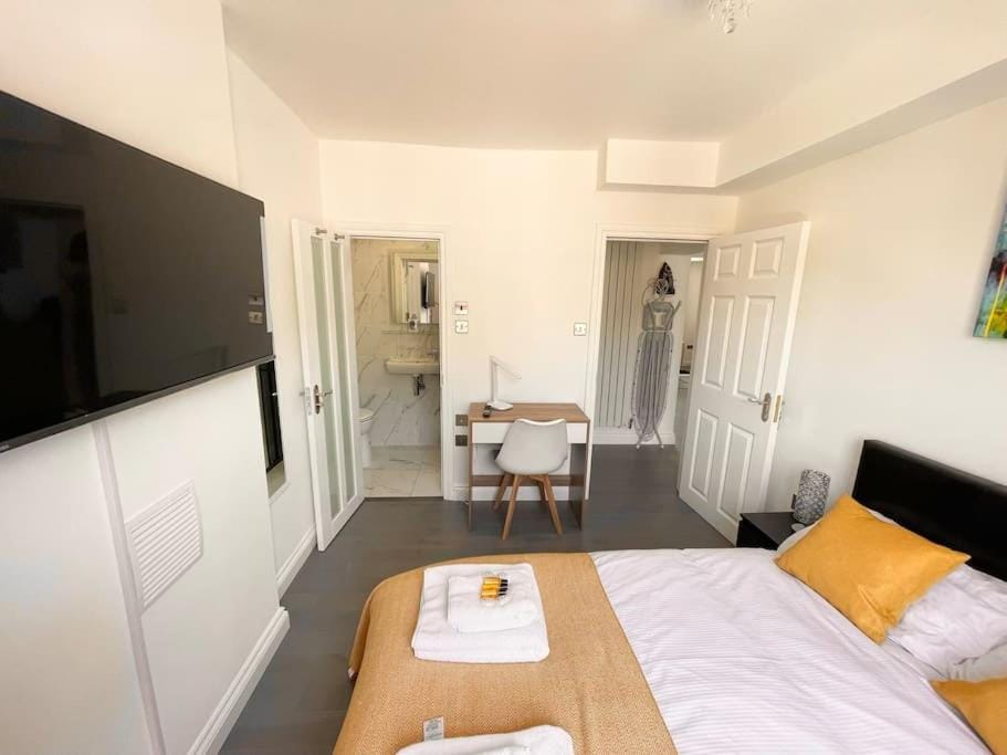 Entire Apartment hosted by Pius Apartment in Redhill