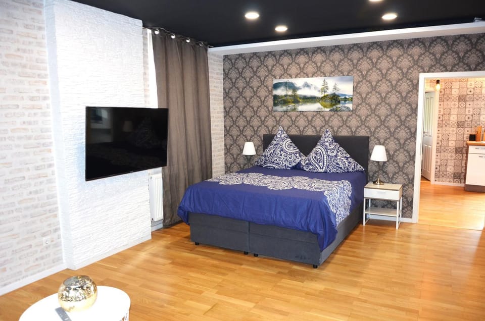 Bed, TV and multimedia, Bedroom
