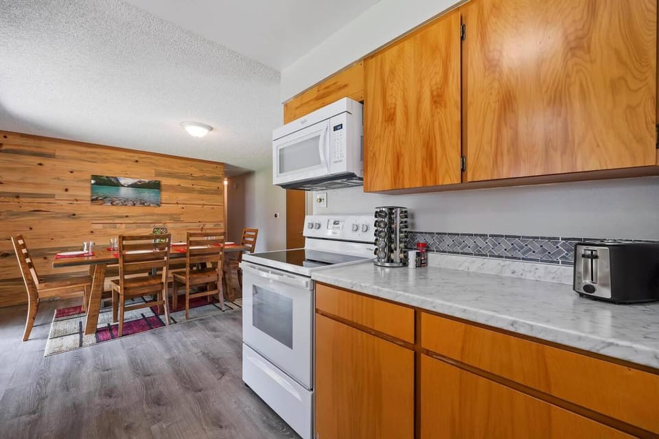 Kitchen or kitchenette, Dining area, minibar, pet friendly, stove, toaster