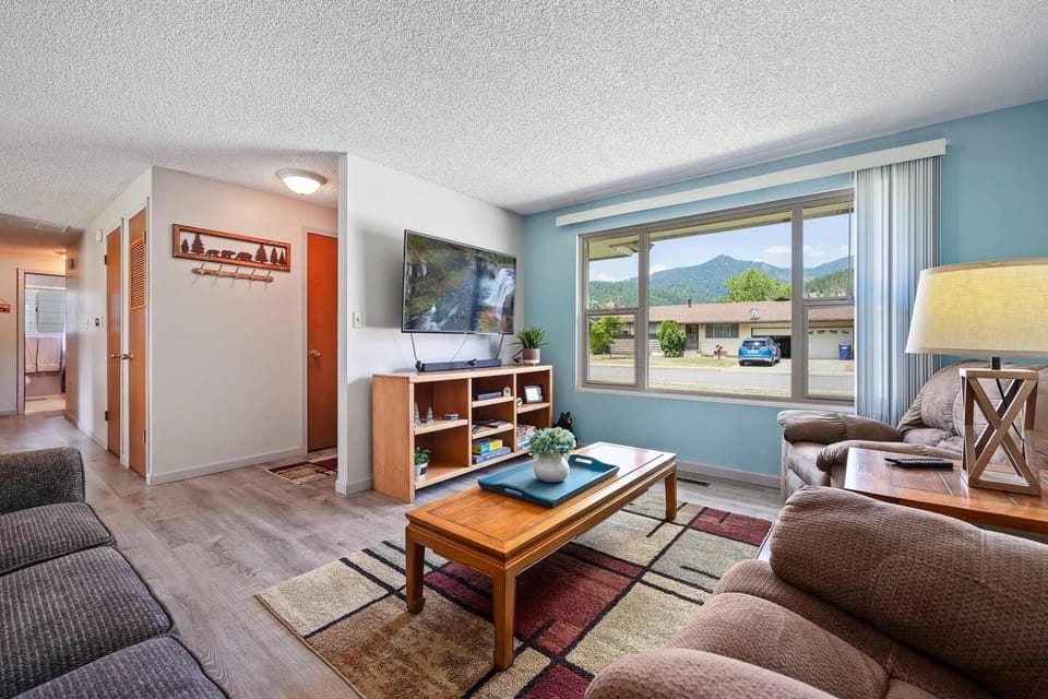 TV and multimedia, Living room, Evening entertainment