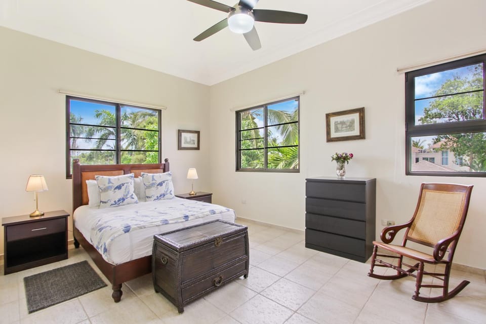 Bed, Photo of the whole room, Seating area, Bedroom, fireplace