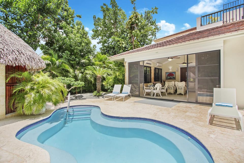 Garden, Garden view, Pool view, Swimming pool, sunbed