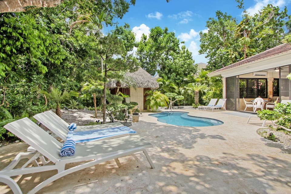 Property building, Garden, Garden, Balcony/Terrace, Pool view, Swimming pool, Swimming pool, sunbed