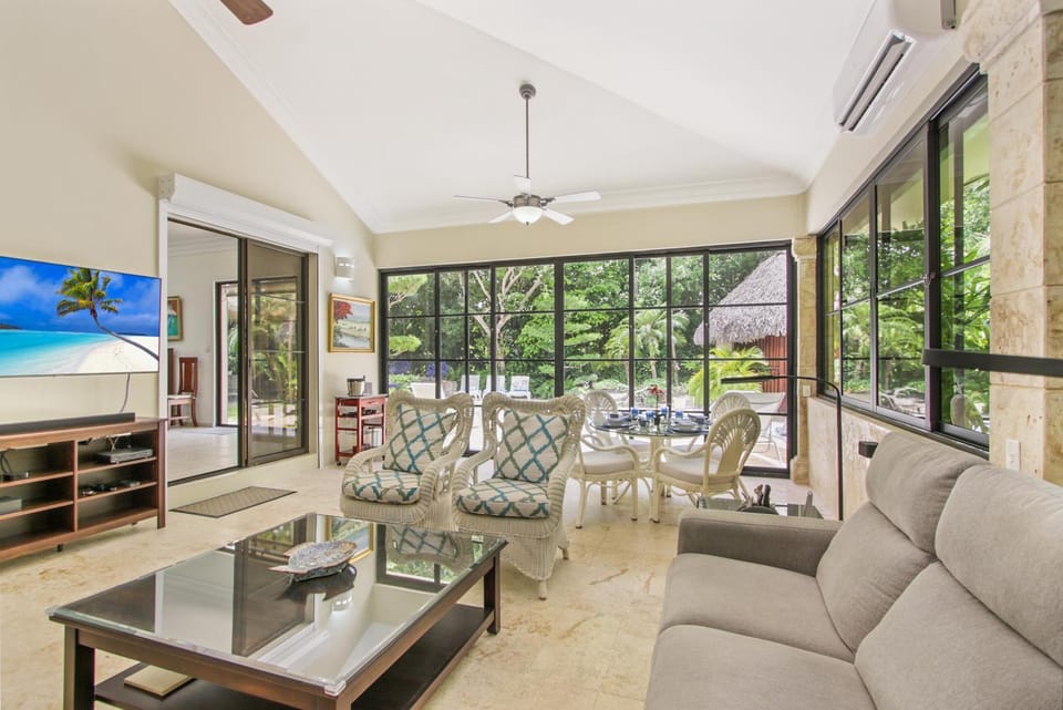 TV and multimedia, Living room, Seating area, Dining area, Evening entertainment