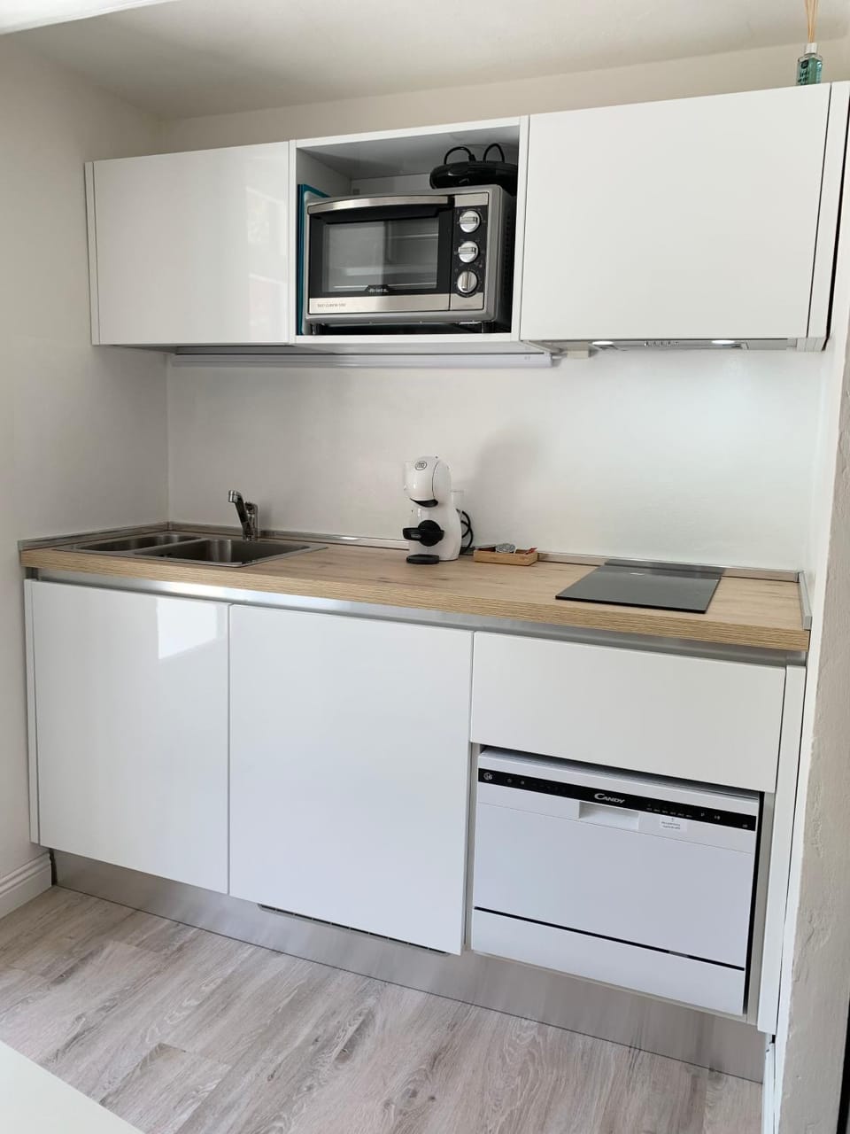 Kitchen or kitchenette, pet friendly, stove
