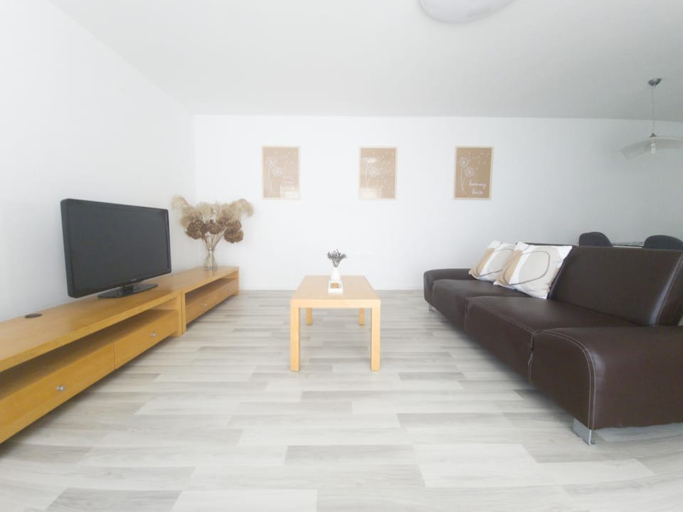 TV and multimedia, Living room, Seating area, Evening entertainment
