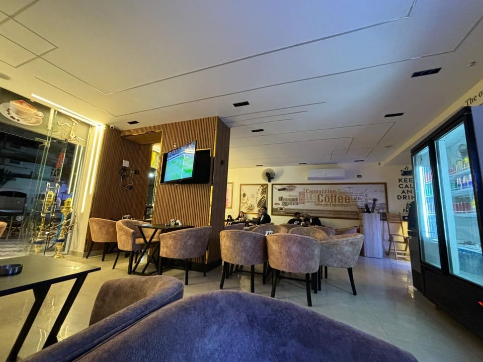 Property building, Restaurant/places to eat, Coffee/tea facilities, Evening entertainment