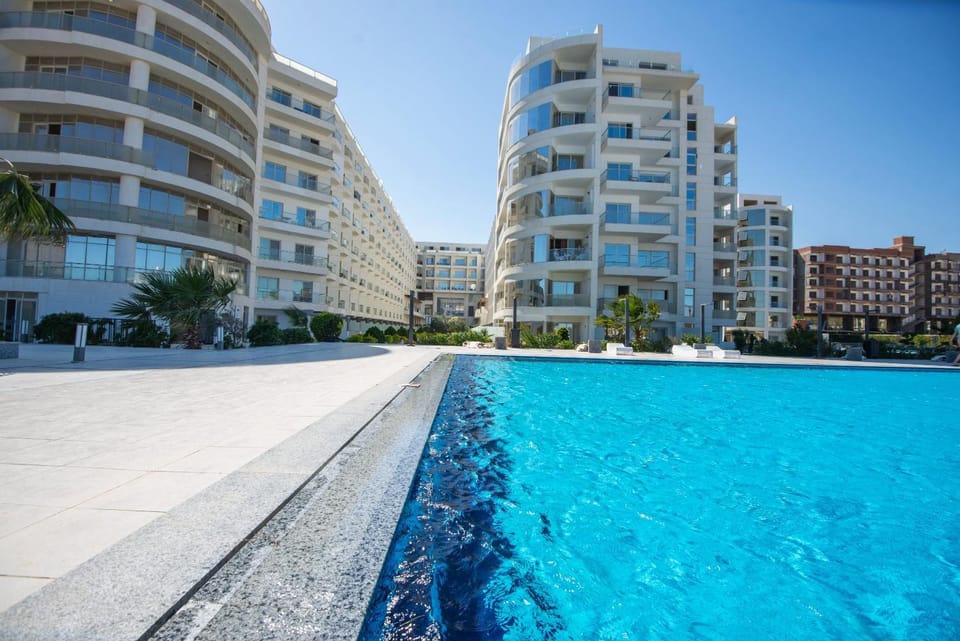 Property building, Day, Pool view, Swimming pool, Location, sunbed
