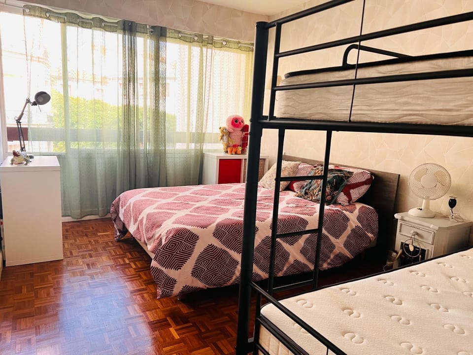 Grand appartement avec balcon et parking gratuit sur place Apartment in Paris