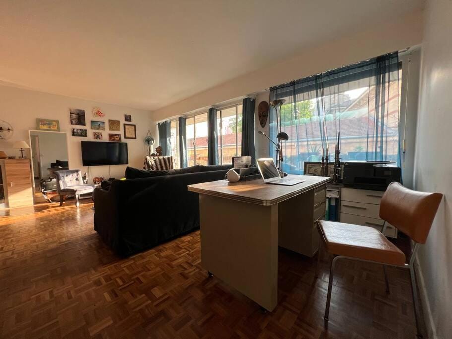 Grand appartement avec balcon et parking gratuit sur place Apartment in Paris
