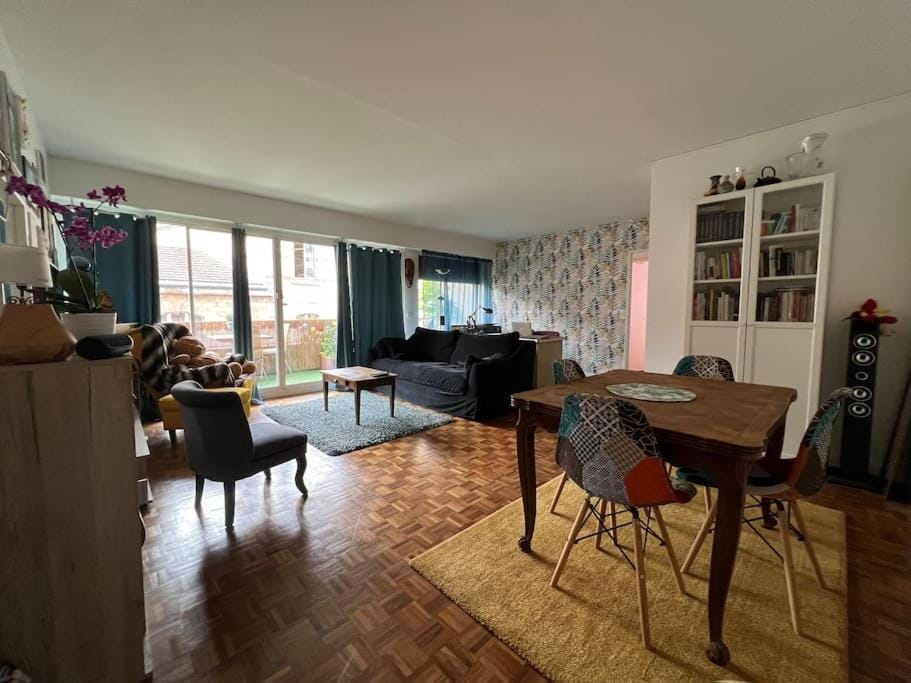 Grand appartement avec balcon et parking gratuit sur place Apartment in Paris