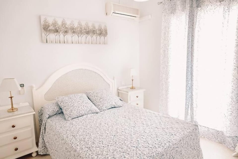 Amplio ideal para familias con piscina y padel Apartment in Fuengirola