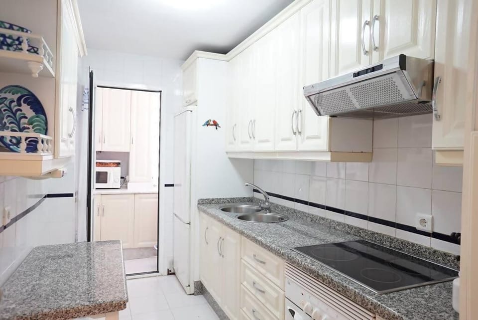 Amplio ideal para familias con piscina y padel Apartment in Fuengirola