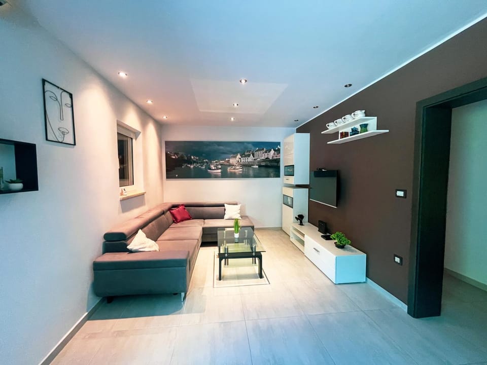 Communal lounge/ TV room, TV and multimedia, Living room, Seating area