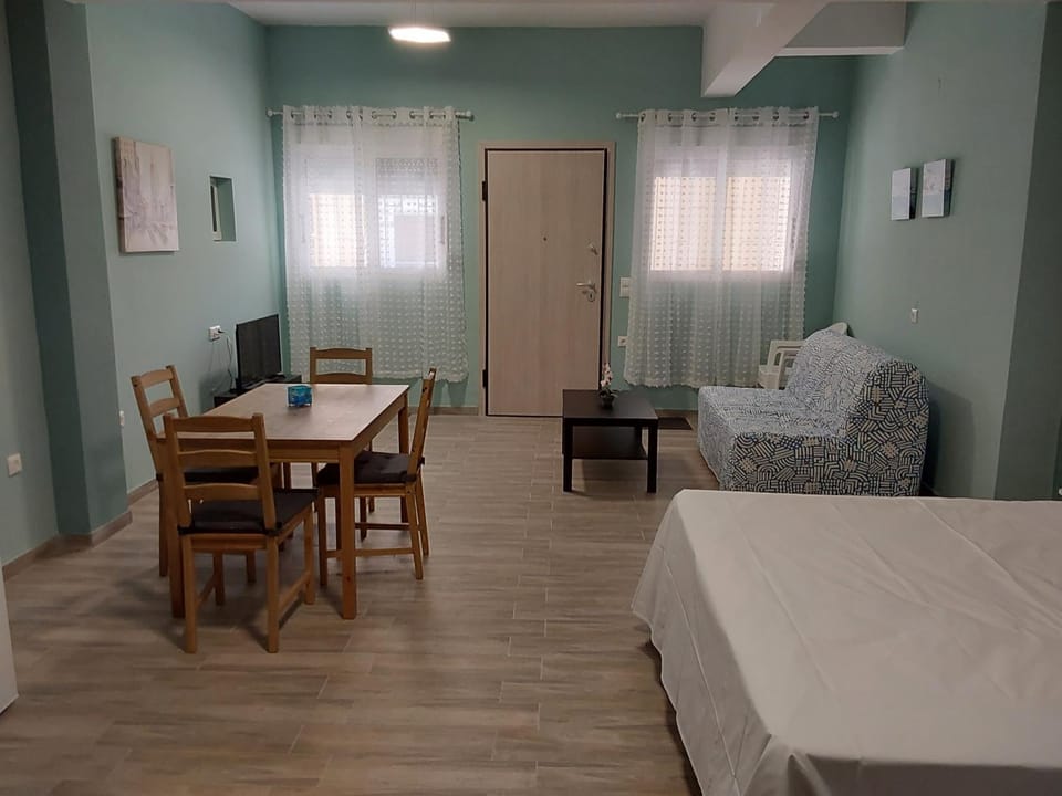 Bed, TV and multimedia, Living room, Seating area, Dining area