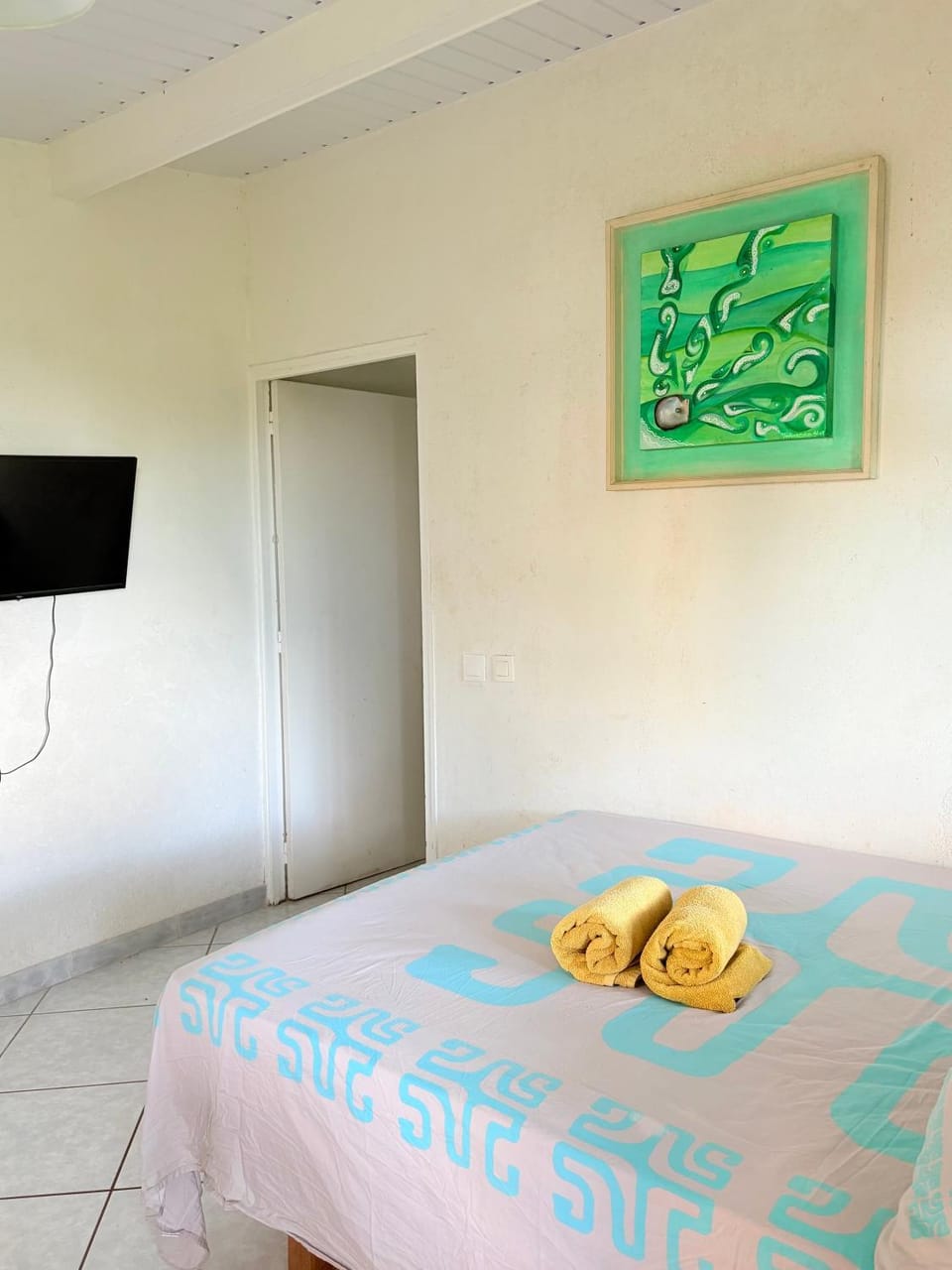 Photo of the whole room, Bedroom