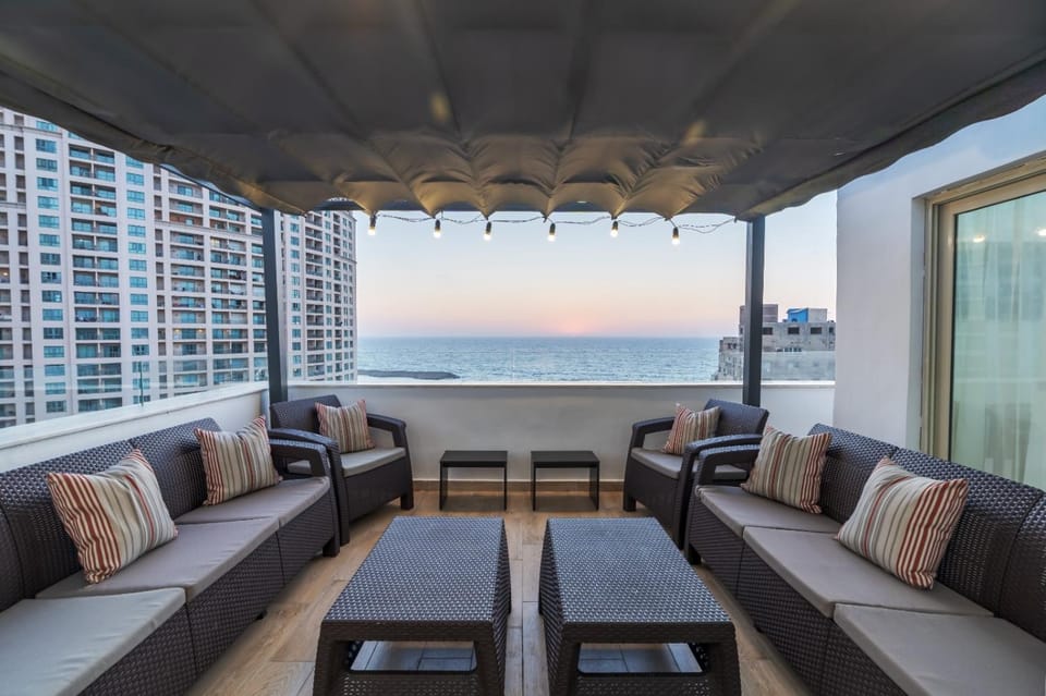 View (from property/room), Balcony/Terrace, Seating area, Sea view