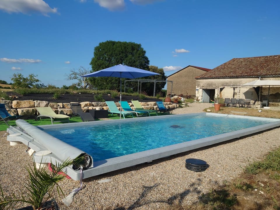 Entre Pierre et Vigne - Charming former Winery Farmhouse with Hot Tub & Swimming Pool House in Nouvelle-Aquitaine