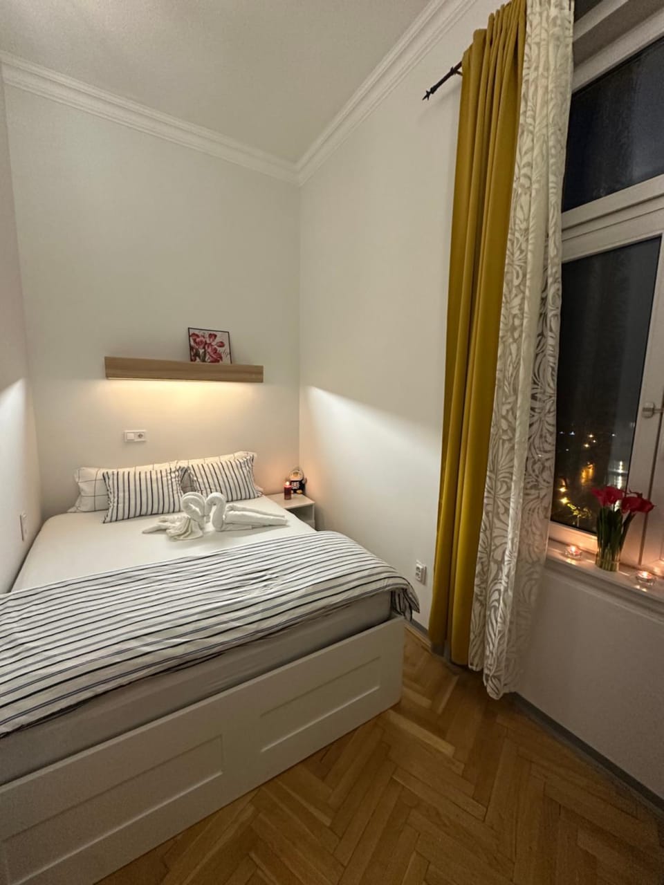 Bed, Bedroom, towels