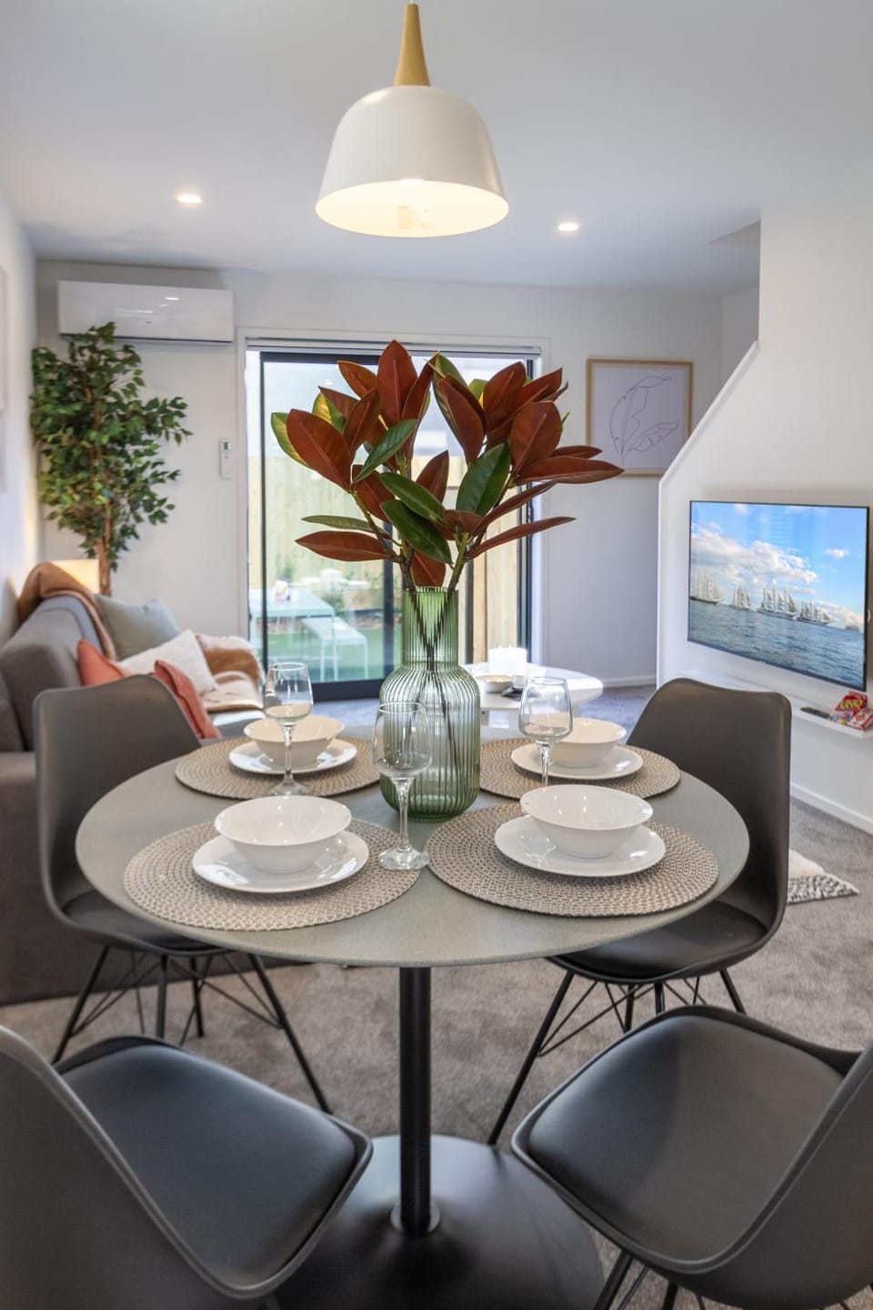 TV and multimedia, Living room, Decorative detail, Seating area, Dining area, air conditioner